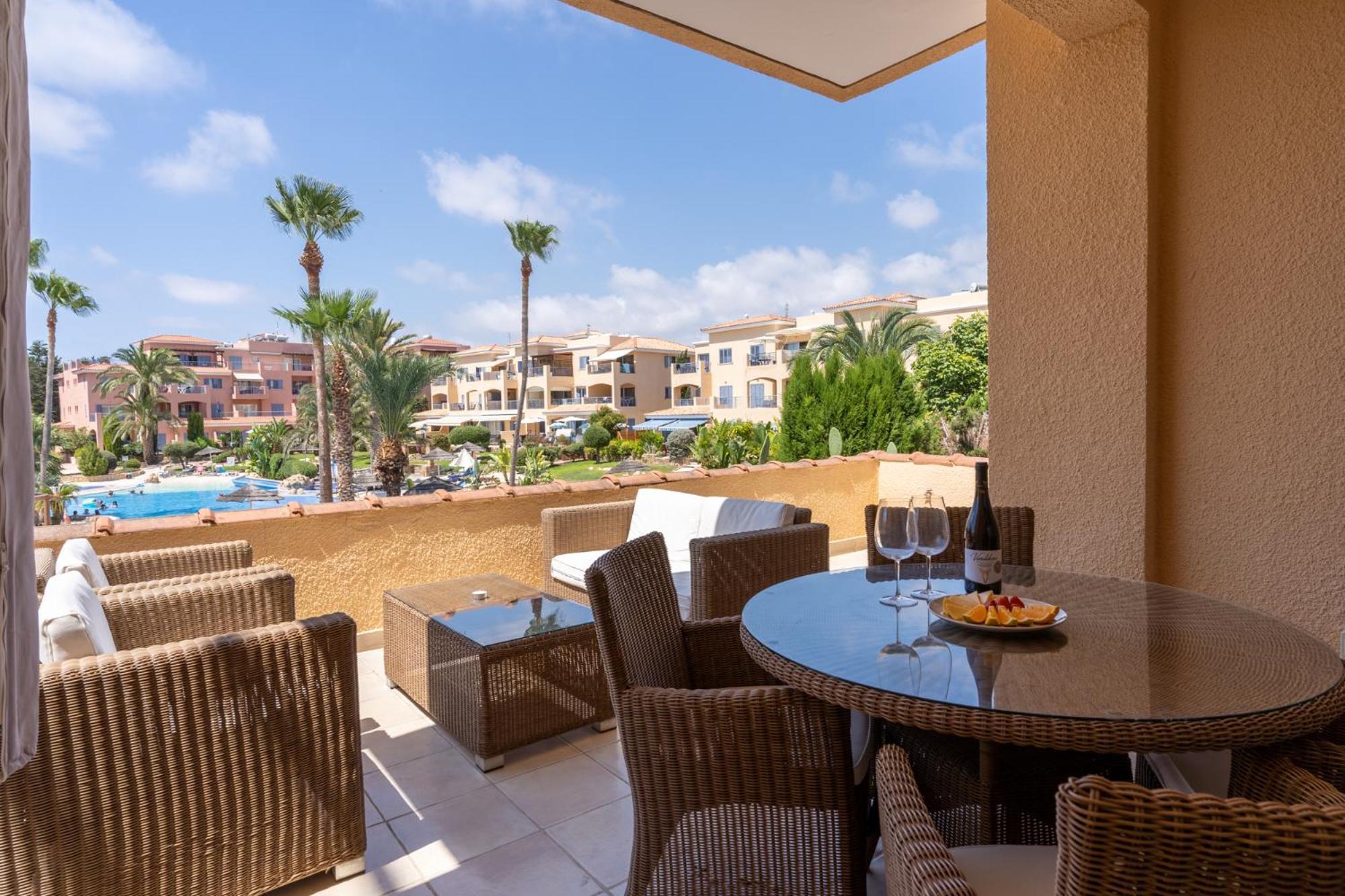 Tropical Paradise In Harbour Paphos, Central & Close To Beach Ngoại thất bức ảnh